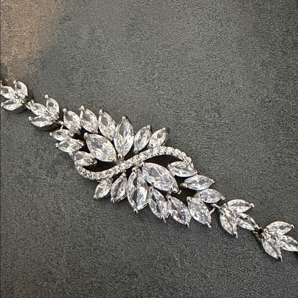 Elegant Silver Leaf Bracelet